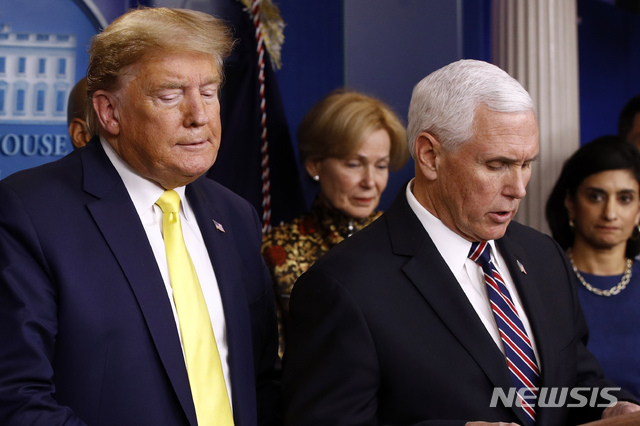 [워싱턴=AP/뉴시스]도널드 트럼프 미국 대통령(왼쪽)이 9일(현지시간) 백악관에서 열린 신종 코로나바이러스 감염증(코로나19) 정례회견에 참석, 마이크 펜스 부통령의 발언을 듣고 있다. 2020.03.10.
