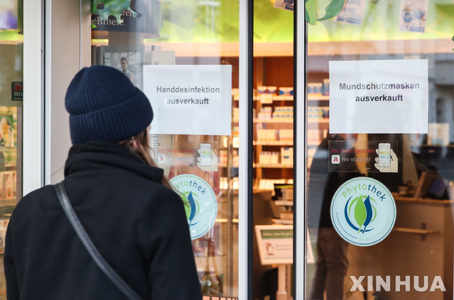 [베를린=신화/뉴시스]9일(현지시간) 독일 수도 베를린에서 한 여성이 마스크와 손 세정제가 다 팔렸다는 안내문이 붙은 한 약국에 들어가고 있다. 독일에서 처음으로 신종 코로나바이러스 감염증(코로나19)으로 2명이 숨졌다. 2020.03.10. 
