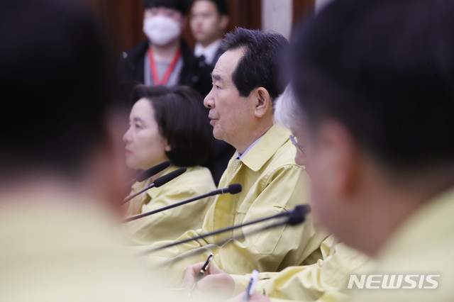 [서울=뉴시스] 조수정 기자 = 정세균(가운데) 국무총리가 10일 오전 서울 세종로 정부서울청사 영상회의실에서 열린 신종 코로나 바이러스 감염증(코로나 19) 중앙재난안전대책본부 회의에서 모두발언 하고 있다. 2020.03.10. chocrystal@newsis.com