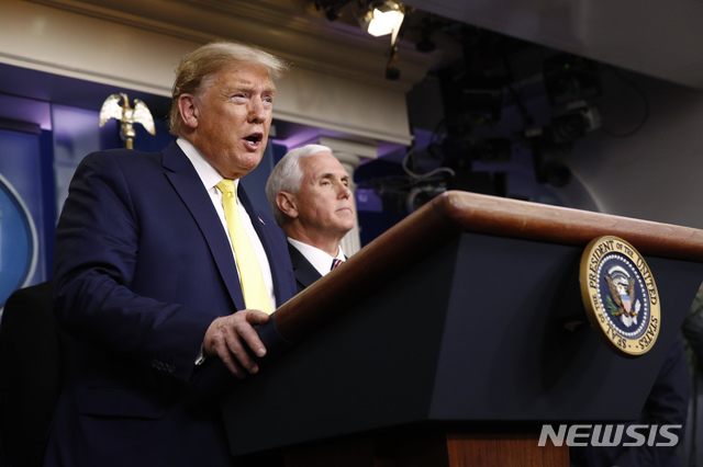 [워싱턴=AP/뉴시스]도널드 트럼프 미 대통령이 9일(현지시간) 백악관 브리핑룸에서 마이크 펜스 부통령과 함께 신종 코로나바이러스 감염증(코로나19) 확산에 대해 이야기하고 있다. 트럼프 대통령은 이날 코로나19로 야기된 공공보건 및 경제 혼란과 관련, 행정부가 근로소득세 감면 등의 조치를 의회에 요청할 것이라고 밝혔다. 2020.3.10