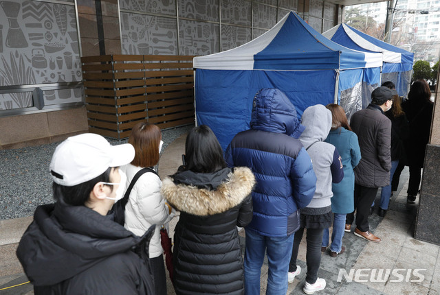 [서울=뉴시스] 박민석 기자 = 시민들이 지난달 10일 오전 건물 콜센터 근무자가 신종 코로나바이러스 감염증(코로나19) 확진자로 확인돼 폐쇄된  서울 구로구 코리아빌딩에 설치된 선별진료소에서 코로나19 검사를 위해 줄을 서 있다. 2020.03.10. mspark@newsis.com