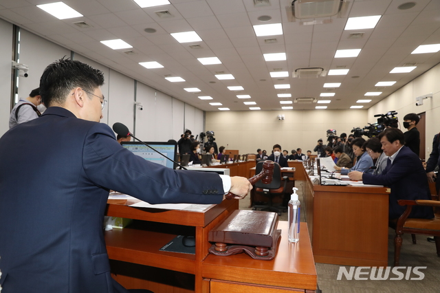 [서울=뉴시스] 고승민 기자 = 김세연 보건복지위원장이 10일 서울 여의도 국회에서 2020년도 제1회 추가경정예산안 등을 안건으로 열린 보건복지위원회 전체회의를 주재하고 있다. 2020.03.10.kkssmm99@newsis.com