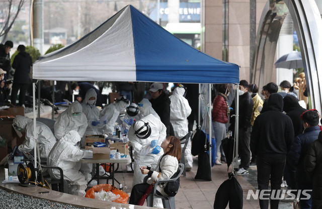 [서울=뉴시스] 박민석 기자 = 10일 오전 건물 콜센터 근무자가 신종 코로나바이러스 감염증(코로나19) 확진자로 확인돼 폐쇄된 서울 구로구 코리아빌딩에 설치된 선별진료소에서 입주민이 줄을 서 검사를 받고 있다. 2020.03.10.&nbsp; mspark@newsis.com