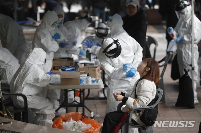 [서울=뉴시스] 박민석 기자 = 10일 오전 건물 콜센터 근무자가 신종 코로나바이러스 감염증(코로나19) 확진자로 확인돼 폐쇄된 서울 구로구 코리아빌딩에 설치된 선별진료소에서 입주민이 검사를 받고 있다. 2020.03.10.&nbsp; mspark@newsis.com 