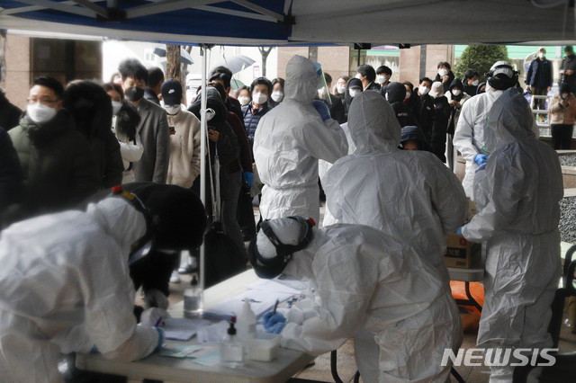 [서울=뉴시스] 박민석 기자 = 10일 오전 건물 콜센터 근무자가 신종 코로나바이러스 감염증(코로나19) 확진자로 확인돼 폐쇄된 서울 구로구 코리아빌딩에 설치된 선별진료소에서 입주민이 줄을 서 검사를 받고 있다. 2020.03.10.&nbsp; mspark@newsis.com