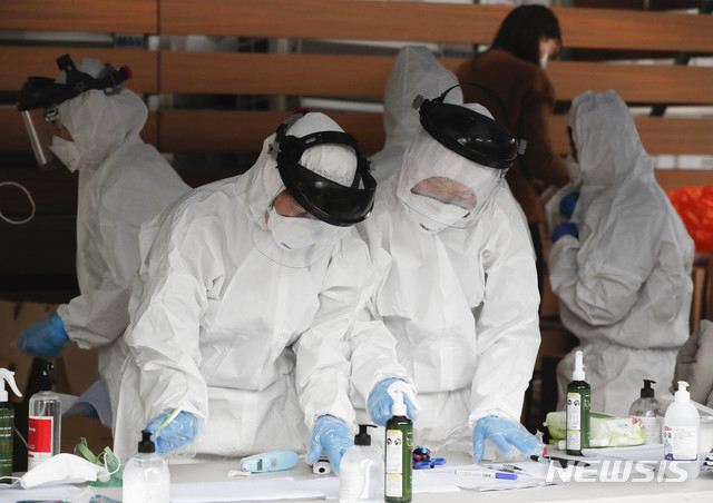 [서울=뉴시스] 박민석 기자 = 10일 오전 건물 콜센터 근무자가 신종 코로나바이러스 감염증(코로나19) 확진자로 확인돼 폐쇄된 서울 구로구 코리아빌딩에 설치된 선별진료소에서 선별진료소 운영을 준비하고 있다. 2020.03.10.&nbsp; mspark@newsis.com