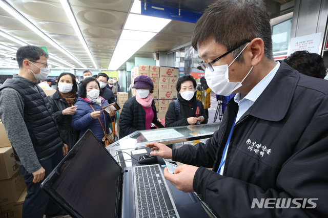 [서울=뉴시스] 이영환 기자 = 마스크 5부제 시행 이틀째인 10일 오전 서울 종로구의 한 약국에서 시민들이 신분증을 제시하며 마스크를 구매하고 있다. 2020.03.10.&nbsp; photo@newsis.com