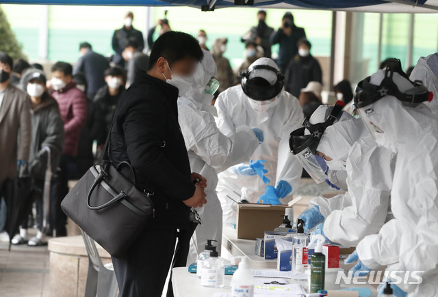 [서울=뉴시스] 박민석 기자 = 10일 오전 건물 콜센터 근무자가 신종 코로나바이러스 감염증(코로나19) 확진자로 확인돼 폐쇄된 서울 구로구 코리아빌딩에 설치된 선별진료소에서 입주민이 줄을 서 검사를 받고 있다. 2020.03.10.&nbsp; mspark@newsis.com