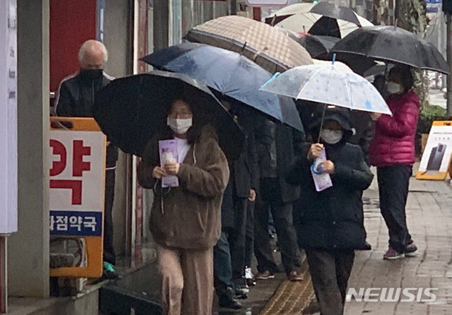 [서울=뉴시스]박주성 기자 = 마스크 5부제 이틀째인 10일 오전 서울 신길동의 한 약국에서 시민들이 마스크를 구입해서 나오고 있다. 2020.03.10.&nbsp; park7691@newsis.com