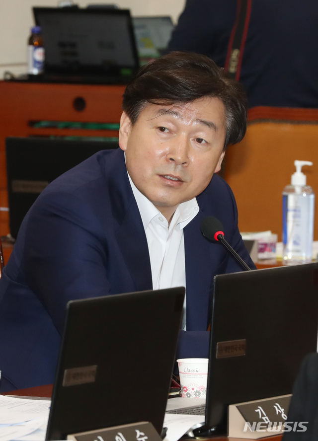 [서울=뉴시스] 고승민 기자 = 기동민 보건복지위 민주당 간사가 10일 서울 여의도 국회에서 열린 보건복지위원회 전체회의에서 김강립 보건복지부 차관에게 질의하고 있다. 2020.03.10. kkssmm99@newsis.com