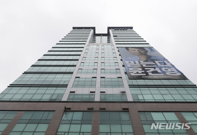 [서울=뉴시스] 박민석 기자 = 10일 오전 건물 콜센터 근무자가 신종 코로나바이러스 감염증(코로나19) 확진자로 확인돼 폐쇄된 서울 구로구 코리아빌딩의 모습이 보이고 있다. 2020.03.10.&nbsp; mspark@newsis.com 