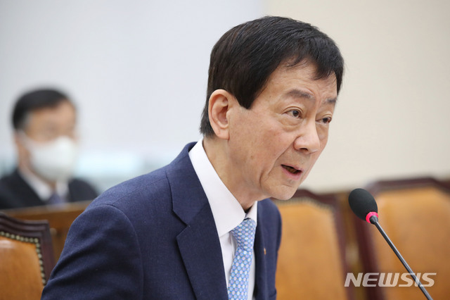 [서울=뉴시스] 김진아 기자 = 진영 행정안전부 장관이 10일 서울 여의도 국회에서 열린 행안위 전체회의에서 의원들의 질의에 답하고 있다. 2020.03.10.&nbsp; bluesoda@newsis.com