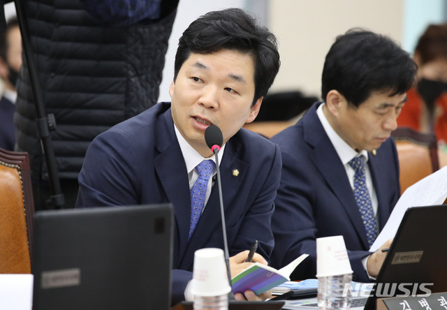 [서울=뉴시스] 김진아 기자 = 김병관 더불어민주당 의원이 10일 서울 여의도 국회에서 열린 행안위 전체회의에서 질의하고 있다. 2020.03.10. bluesoda@newsis.com