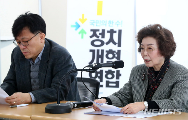 [서울=뉴시스]홍효식 기자 = 신필균 정치개혁연합(가칭) 공동창당준비위원장이 10일 오전 서울 종로구 운현하늘빌딩에서 열린 창당 일정 발표 및 선거연합정당 기조에 관한 기자회견에서 발언하고 있다. 왼쪽은 하승수 집행위원장. 2020.03.10. yesphoto@newsis.com