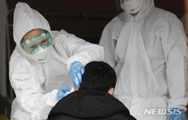 [서울=뉴시스] 박민석 기자 = 한 시민이 10일 오후 건물 콜센터 근무자가 신종 코로나바이러스 감염증(코로나19) 확진자로 확인돼 폐쇄된 서울 구로구 코리아빌딩에 설치된 선별진료소에서 발열 검사를 받고 있다. 2020.03.10.&nbsp; mspark@newsis.com
