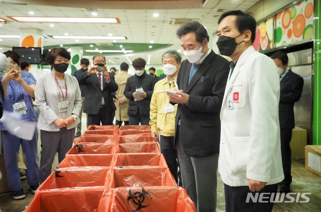 [서울=뉴시스]이낙연 더불어민주당 코로나19국난극복위원회 위원장이 10일 대구 북구 산격동 경북대학교 내 제2생활치료센터를 방문, 폐기시설 앞에서 현장 봉사자 등 애로사항을 청취하고 있다. (사진=이낙연 캠프 제공) 2020.03.10.photo@newsis.com