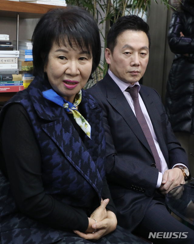 [서울=뉴시스]김명원 기자 = 열린민주당 손혜원·정봉주 최고위원이 10일 오전 서울 여의도 국회 의원회관에서 창당 등 진행과정에 관하여 공개 유튜브방송을 하고 있다. 2020.03.10. kmx1105@newsis.com