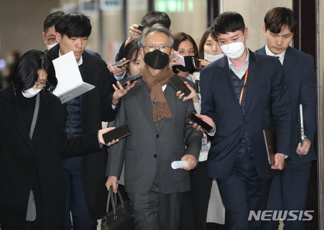 [서울=뉴시스] 장세영 기자 = 김형오 미래통합당 공천관리위원장이 10일 서울 여의도 국회에서 열린 미래통합당 공천관리위원회 회의에 기자들의 질문을 받으며 참석하고 있다. 2020.03.10. photothink@newsis.com