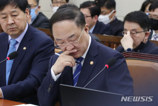 [서울=뉴시스] 김진아 기자 = 홍남기 경제부총리 겸 기획재정부 장관. 2020.03.10. bluesoda@newsis.com