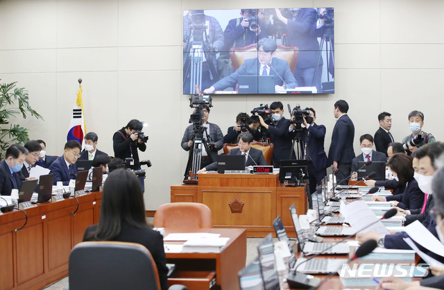 [서울=뉴시스] 김진아 기자 = 이춘석 국회 기재위원장이 10일 서울 여의도 국회에서 열린 기획재정위원회 전체회의에서 의사봉을 두드리고 있다. 2020.03.10.  bluesoda@newsis.com