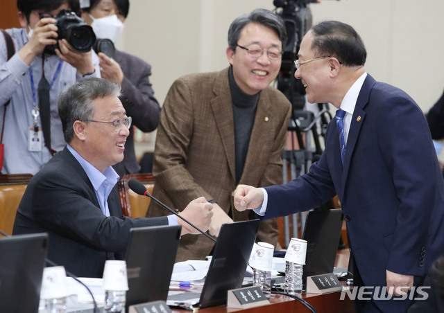 [서울=뉴시스] 김진아 기자 = 홍남기 경제부총리 겸 기획재정부 장관이 10일 서울 여의도 국회에서 열린 기획재정위원회 전체회의에서 유성엽 민생당 공동대표와 인사를 하고 있다. 2020.03.10.  bluesoda@newsis.com