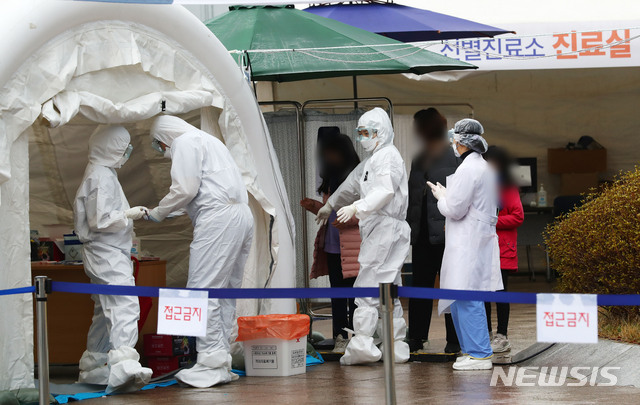 [서울=뉴시스]홍효식 기자 = 의료진들이 10일 오후 서울 중랑구 서울의료원에 마련된 신종 코로나바이러스 감염증(코로나19) 선별진료소에서 업무를 보고 있다. 2020.03.10.&nbsp; yesphoto@newsis.com