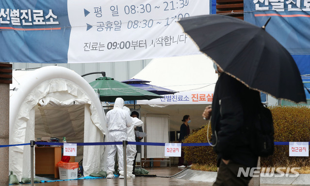 [서울=뉴시스]홍효식 기자 = 의료진들이 10일 오후 서울 중랑구 서울의료원에 마련된 신종 코로나바이러스 감염증(코로나19) 선별진료소에서 업무를 보고 있다. 2020.03.10. yesphoto@newsis.com