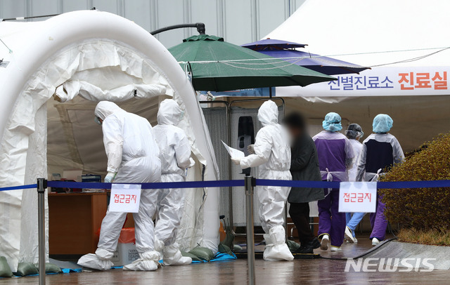 [서울=뉴시스]홍효식 기자 = 의료진들이 10일 오후 서울 중랑구 서울의료원에 마련된 신종 코로나바이러스 감염증(코로나19) 선별진료소에서 업무를 보고 있다. 2020.03.10. yesphoto@newsis.com