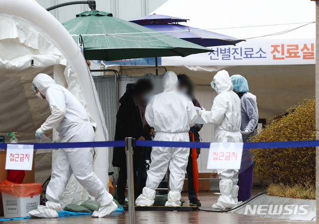 [서울=뉴시스]홍효식 기자 = 의료진들이 10일 오후 서울 중랑구 서울의료원에 마련된 신종 코로나바이러스 감염증(코로나19) 선별진료소에서 업무를 보고 있다. 2020.03.10.&nbsp; yesphoto@newsis.com