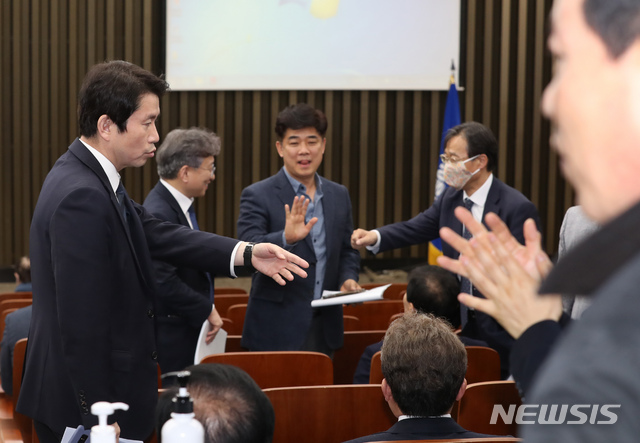 [서울=뉴시스] 고승민 기자 = 이인영 더불어민주당 원내대표를 비롯한 의원들이 10일 서울 여의도 국회에서 열린 비공개 의원총회에 참석하고 있다. 2020.03.10. kkssmm99@newsis.com