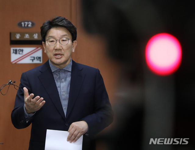 [서울=뉴시스] 고승민 기자 = 4.15총선을 앞두고 미래통합당에서 컷오프(경선 배제)된 권성동 의원이 10일 서울 여의도 국회에서 이에 대해 반박하는 기자회견을 하고 있다. 2020.03.10. kkssmm99@newsis.com