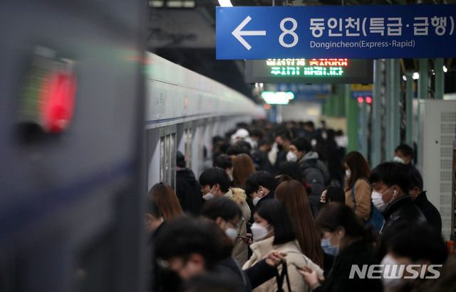 [서울=뉴시스]박미소 기자 = 10일 오후 신종 코로나바이러스 감염증(코로나19) 집단 감염이 발생한 서울 구로구 신도림동 콜센터 인근의 서울지하철 1호선 구로역 승강장에서 마스크를 쓴 시민들이 지하철을 기다리고 있다. 2020.03.10.&nbsp; misocamera@newsis.com 