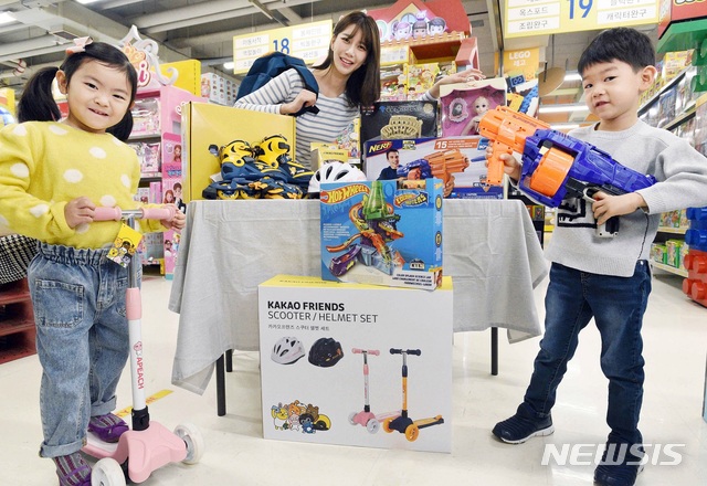 [서울=뉴시스] 11일 홈플러스 온라인몰에 따르면 지난달10일부터 지난 8일까지 4주간 아이들 교육용 블록완구 매출은 전년 동기 대비 309% 신장했다. 보드게임 매출도 104% 늘었고 레고는 13%, 완구 전체는 12%의 매출 신장률을 기록했다. (사진=홈플러스 제공)