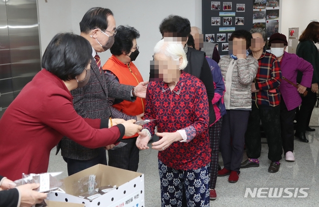 [보은=뉴시스]강신욱 기자 = 정상혁 충북 보은군수와 정정화 보은군여성단체협의회장, 고은자 실버복지관장 등이 11일 보은군공공실버주택 실버복지관에서 신종 코로나바이러스 감염증(코로나19) 예방을 위한 면마스크를 어르신들에게 나눠주고 있다. (사진=보은군 제공) 2020.03.11. photo@newsis.com