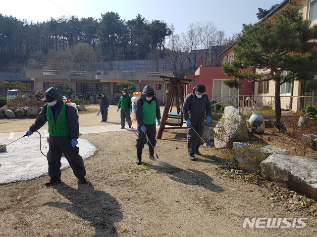 [영덕=뉴시스] 강진구 기자 = 경북 영덕군(군수 이희진)은 신종 코로나바이러스(코로나19) 감염증 종식을 위해 오는 22일까지 ‘코로나19 총력주간’을 운영한다고 11일 밝혔다.사진은 군이 다중이용시설에 대해 집중 방역을 실시하고 있다.(사진=영덕군 제공) 2020.03.11.  photo@newsis.com