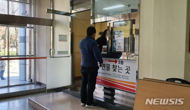 [대구=뉴시스]이은혜 기자 = 대구와 경북 청도, 읍면지역 우체국에서 마스크 5부제 판매가 시행된 11일 오전 대구 중구 대구우체국에서 한 시민이 마스크를 사고 있다. 2020.03.11. ehl@newsis.com 