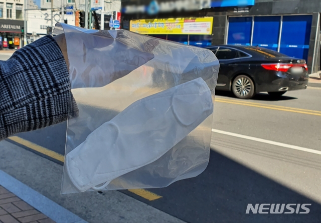 [대구=뉴시스]이은혜 기자 = 11일 오전 한 시민이 대구 동구의 약국에서 산 공적판매 마스크를 보여주고 있다. 2020.03.11. ehl@newsis.com 
