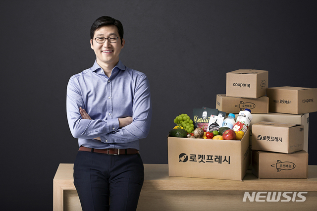 [서울=뉴시스]쿠팡이 미국 패스트컴퍼니가 꼽은 ’2020 세계에서 가장 혁신적인 기업’ 아태지역 2위에 선정됐다. 패스트컴퍼니는 앞서 지난해에는 김범석 쿠팡 대표를 '가장 창의적인 기업인 100인'으로 선정한 바 있다. 사진은 김범석 쿠팡 대표. 