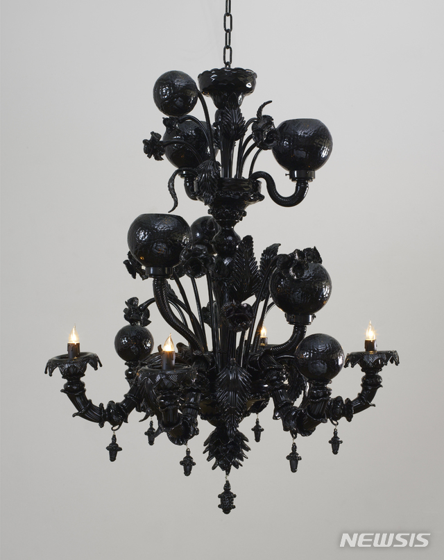 [서울=뉴시스] 프레드 윌슨 개인전. 대형 상들리에.2020.3.11.photo@newsis.com