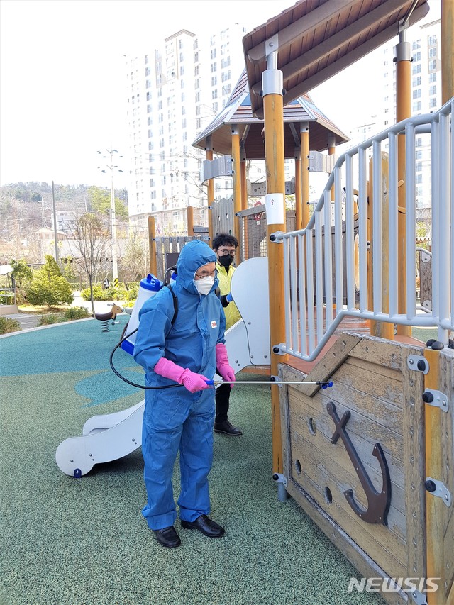 [울산=뉴시스] 조현철 기자 = 성인수 울산도시공사 사장이 11일 코로나19 예방을 위해 문수데시앙 3단지에서 방역활동을 벌이고 있다. 2020.03.11. (사진=울산도시공사 제공) photo@newsis.com 