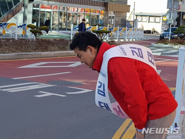 [합천=뉴시스] 김태호 전 경남지사가 11일 오후 경남 합천군청 앞 회전교차로에서 퇴근길 인사를 하고 있다. 2020.03.11. sky@newsis.com