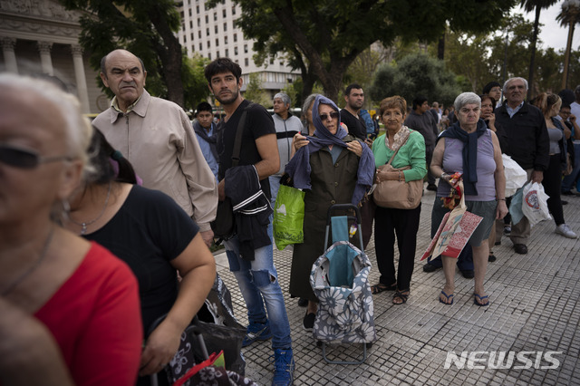 [부에노스아이레스=AP/뉴시스]지난 달 10일(현지시간) 아르헨티나 부에노스아이레스의 5월 광장(Plaza de Mayo)에서 시민들이 농민들이 나눠 주는 공짜 채소를 받기 위해 줄 서 있다. 2020.03.11.