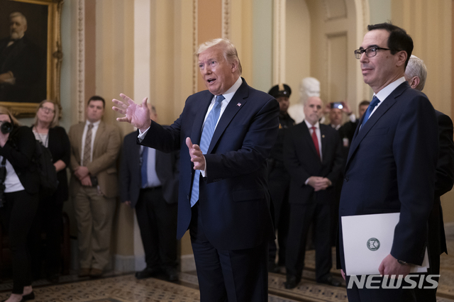 [워싱턴=AP/뉴시스] 신종 코로나 바이러스 감염증(코로나19) 대응책을 공화당 상원의원들과 논의하기 위해 10일(현지시간) 미 의회를 방문한 도널드 트럼프 미국 대통령이 기자들의 질문에 답하고 있다. 2020.03.11.