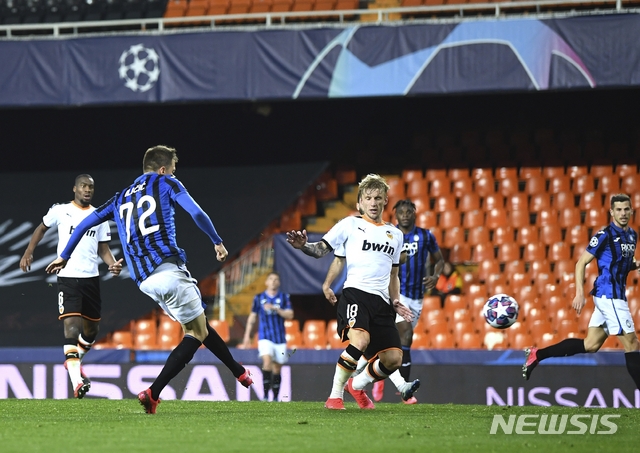 [발렌시아=AP/뉴시스] 아탈란타 공격수 요십 일리치치가 11일(한국시간) 스페인 메스타야에서 열린 2019~2020 UEFA 챔피언스리그 16강 2차전 원정 경기서 혼자 4골을 몰아쳤다. 2020.03.10.