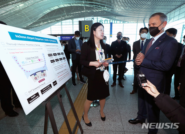 [인천공항=뉴시스]이윤청 기자 =해리 해리스 주한미국대사가 11일 오전 인천국제공항 제2터미널에서 미국노선 출국검역 강화 준비 상황에 대한 현장참관을 하고 있다. 2020.03.11. radiohead@newsis.com