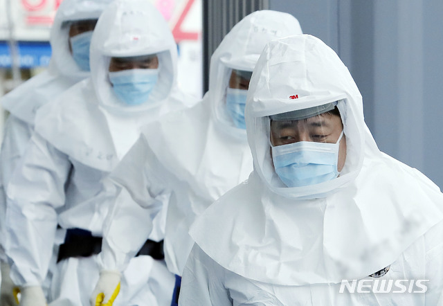 [대구=뉴시스] 최동준 기자 = 의료진들이 11일 대구 중구 계명대학교 동산의료원에서 음압병동으로 향하고 있다. 2020.03.11. photocdj@newsis.com