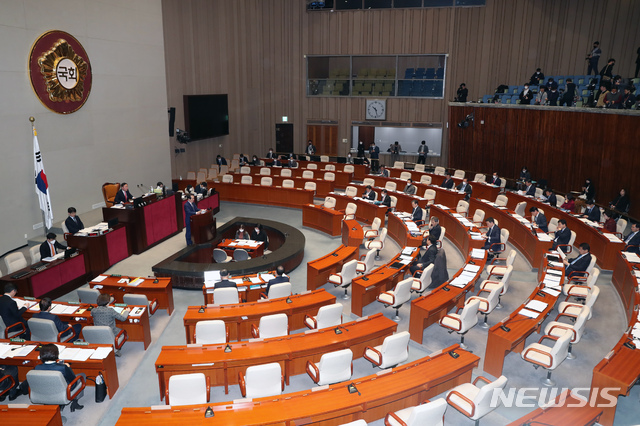 [서울=뉴시스] 고승민 기자 = 정세균 국무총리가 11일 서울 여의도 국회에서 2020년도 제1회 추가경정예산안 등을 안건으로 열린 예산결산특별위원회 전체회의에서 제안설명을 하고 있다. 2020.03.11.kkssmm99@newsis.com