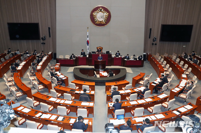 [서울=뉴시스] 고승민 기자 = 정세균 국무총리가 11일 서울 여의도 국회에서 2020년도 제1회 추가경정예산안 등을 안건으로 열린 예산결산특별위원회 전체회의에서 제안설명을 하고 있다. 2020.03.11.kkssmm99@newsis.com