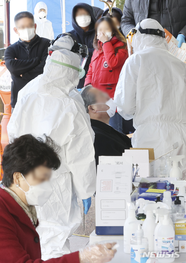 [서울=뉴시스]최진석 기자 = 11일 콜센터 근무자의 신종 코로나바이러스 감염증(코로나19) 확진 발생 여파로 폐쇄된 서울 구로구 코리아빌딩에 설치된 선별진료소에서 콜센터 직원과 입주민이 줄지어 검체 검사를 받고 있다. 2020.03.11.&nbsp; myjs@newsis.com