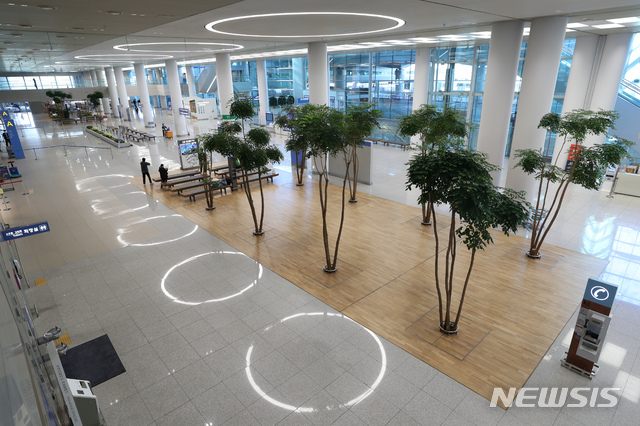 [인천공항=뉴시스]이윤청 기자 = 11일 오전 인천국제공항 제2터미널 입국장이 한산한 모습을 보이고 있다. 10일 인천공항공사에 따르면 전날 인천공항 이용객은 1만9716명으로 확인됐다. 이는 전년 같은 기간과 비교해 89.4% 줄어든 것이다. 2020.03.11.&nbsp; radiohead@newsis.com